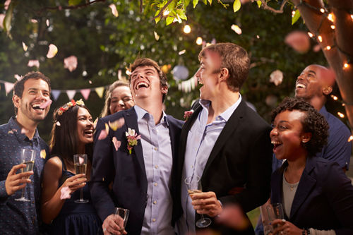 Invités d'un mariage cherchant leur table
