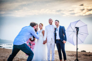 Shooting photo des mariés avec leur témoins sur la plage par Nils Dessale