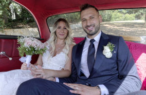 Couple de mariés en voiture photographié pour leur mariage par François Xavier Prévot